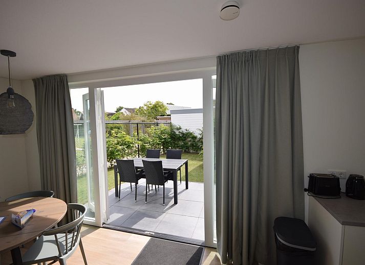 Vorderansicht von VZ1078 Ferienhaus in Oostkapelle, Walcheren, Zeeland mit sonniger Terrasse.