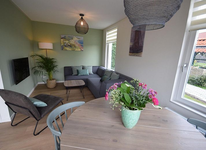 Seitenansicht von VZ1078 Ferienhaus in Oostkapelle mit grossem Garten und Sitzecke.