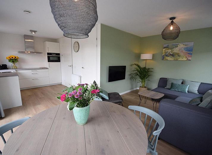 Seitenansicht von VZ1078 Ferienhaus in Oostkapelle mit grossem Garten und Sitzecke.