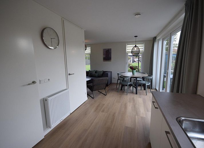 Seitenansicht von VZ1078 Ferienhaus in Oostkapelle mit grossem Garten und Sitzecke.