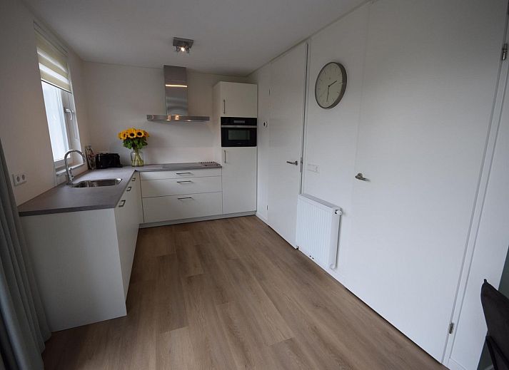 Seitenansicht von VZ1078 Ferienhaus in Oostkapelle mit grossem Garten und Sitzecke.