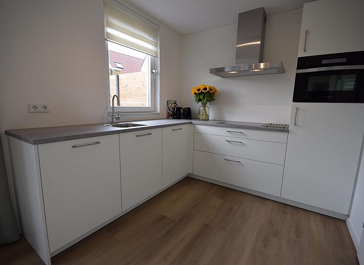 Blick vom Wohnzimmer des Ferienhauses VZ1078 in Oostkapelle auf den Garten.