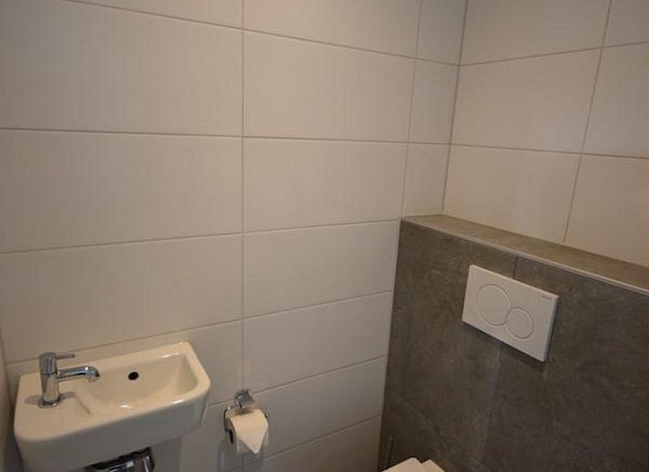 Blick vom Wohnzimmer des Ferienhauses VZ1078 in Oostkapelle auf den Garten.