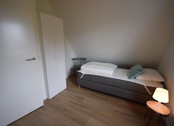 Blick vom Wohnzimmer des Ferienhauses VZ1078 in Oostkapelle auf den Garten.