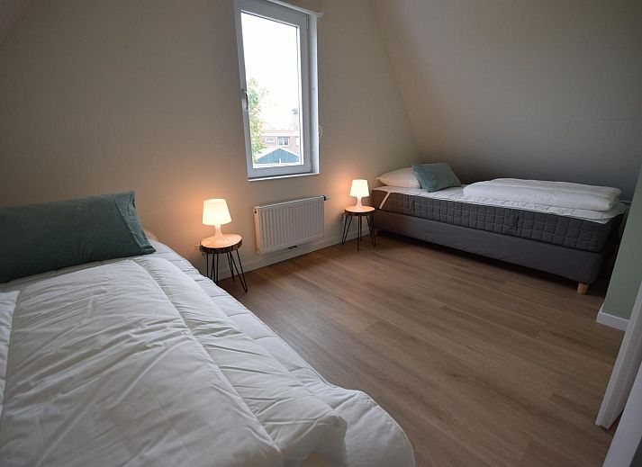 Gemuetliches Wohnzimmer des Ferienhauses VZ1078 in Oostkapelle mit Essecke und Gartenblick.