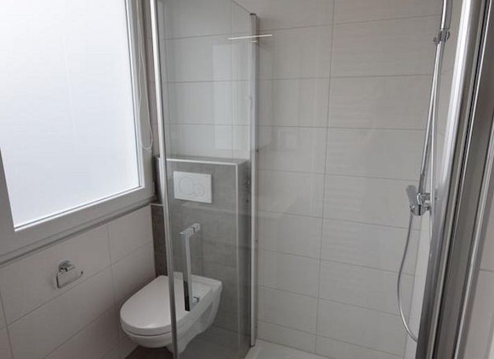 Gemuetliches Wohnzimmer des Ferienhauses VZ1078 in Oostkapelle mit Essecke und Gartenblick.