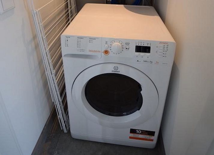 Gemuetliches Wohnzimmer des Ferienhauses VZ1078 in Oostkapelle mit Essecke und Gartenblick.