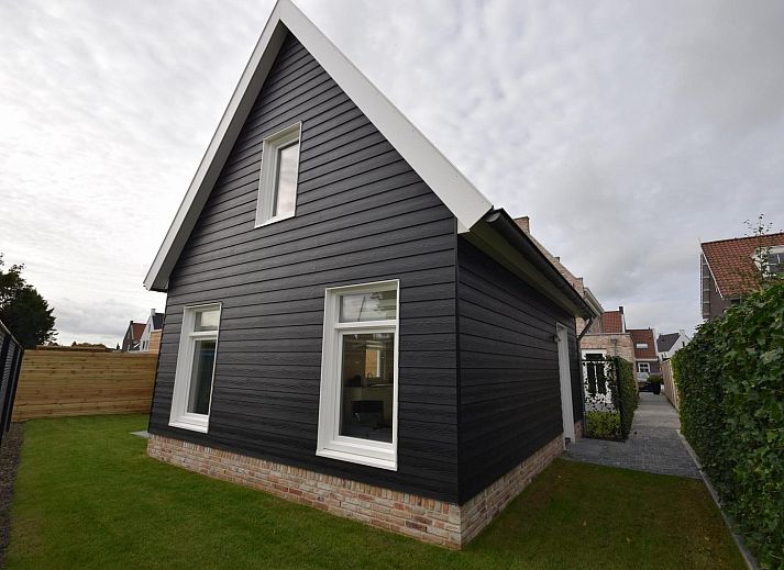 Seite von VZ1078 Ferienhaus in Oostkapelle, Walcheren, mit gruenem Garten.