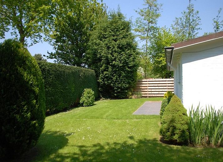 VZ1163 Holiday bungalow in Oostkapelle, Walcheren, Zeeland with sunny garden and green surroundings.