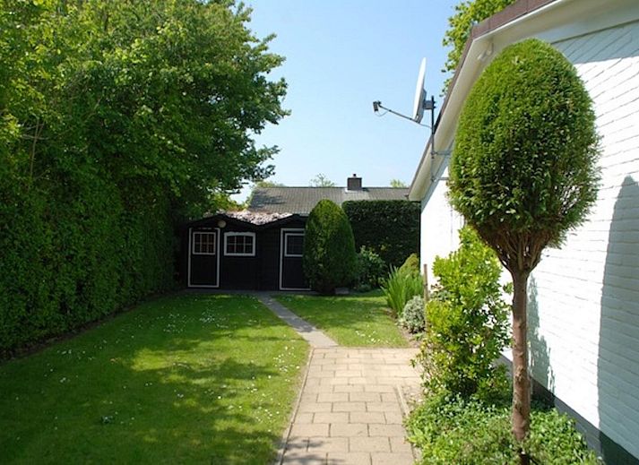Green backyard of VZ1163 Holiday bungalow in Oostkapelle, Walcheren, Zeeland, surrounded by nature.