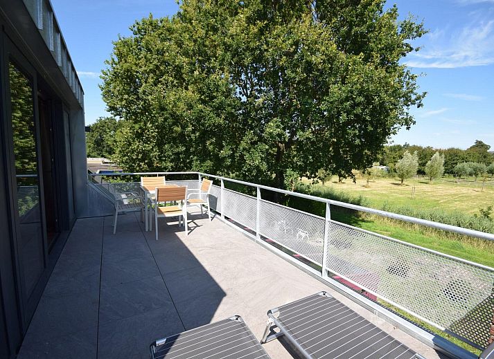 Geniet van het ruime terras bij VZ1092 Appartement in Oostkapelle, Walcheren, Zeeland met uitzicht op de natuur.