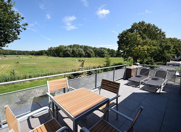 Geniet van het ruime terras bij VZ1092 Appartement in Oostkapelle, Walcheren, Zeeland met uitzicht op de natuur.