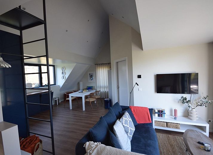 Geniet van het ruime terras bij VZ1092 Appartement in Oostkapelle, Walcheren, Zeeland met uitzicht op de natuur.