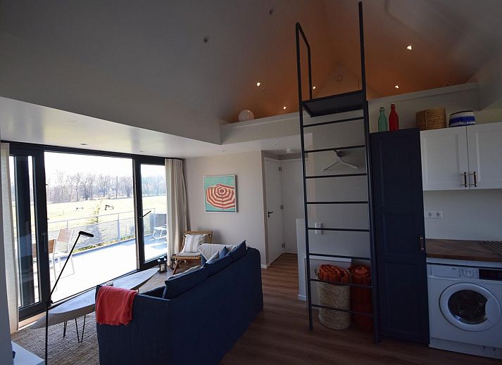 Ontspan op het zonnige balkon van VZ1092 Appartement in Oostkapelle, Walcheren, Zeeland met prachtig uitzicht.