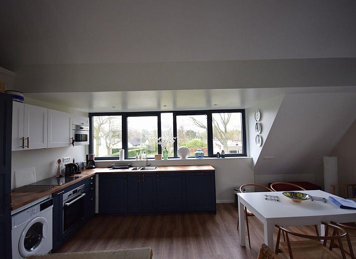 Ontspan op het zonnige balkon van VZ1092 Appartement in Oostkapelle, Walcheren, Zeeland met prachtig uitzicht.