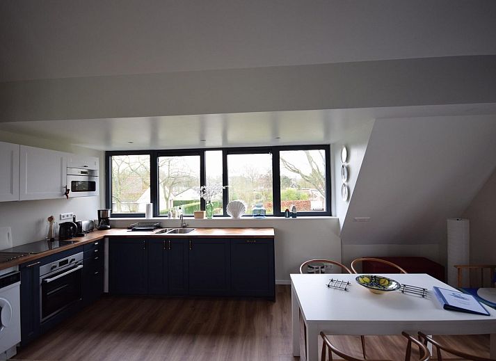 Ontspan op het zonnige balkon van VZ1092 Appartement in Oostkapelle, Walcheren, Zeeland met prachtig uitzicht.