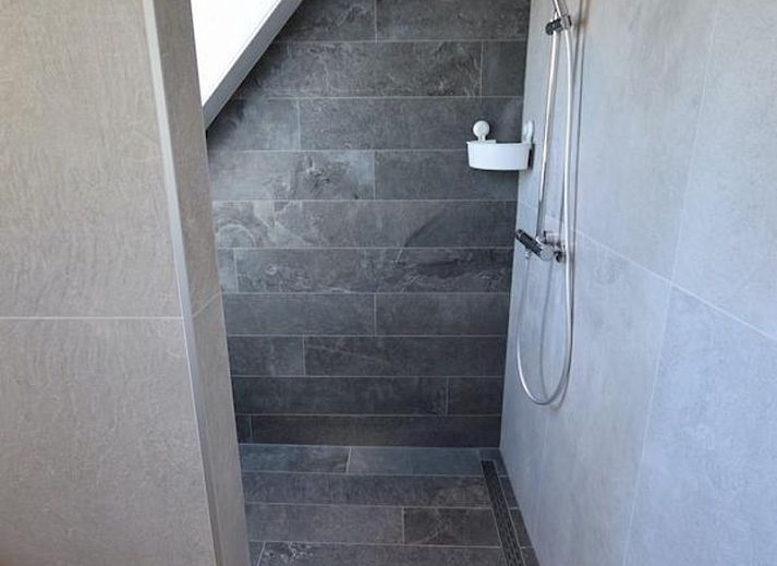 Verken het terras van VZ1092 Appartement in Oostkapelle, Walcheren, Zeeland met comfortabele ligstoelen.