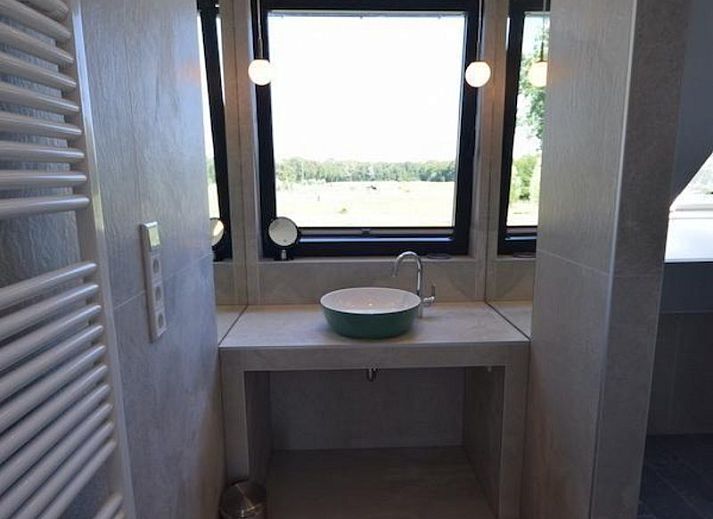 Verken het terras van VZ1092 Appartement in Oostkapelle, Walcheren, Zeeland met comfortabele ligstoelen.