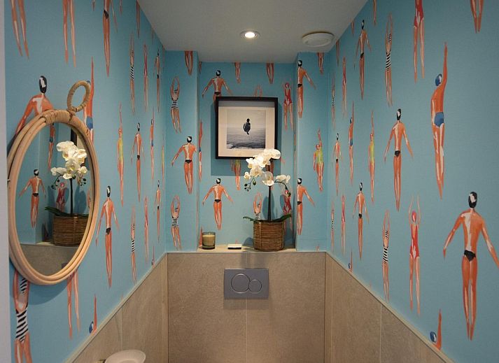 Verken het terras van VZ1092 Appartement in Oostkapelle, Walcheren, Zeeland met comfortabele ligstoelen.