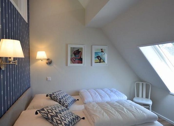 Verken het terras van VZ1092 Appartement in Oostkapelle, Walcheren, Zeeland met comfortabele ligstoelen.