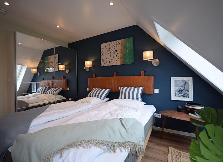 Verken het terras van VZ1092 Appartement in Oostkapelle, Walcheren, Zeeland met comfortabele ligstoelen.