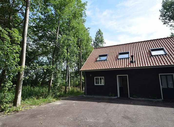 Modern eingerichtetes Esszimmer in VZ1167 Doppelhaushaelfte in Oostkapelle, Zeeland.