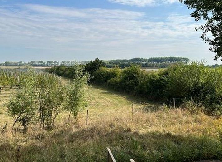 Modern eingerichtetes Esszimmer in VZ1167 Doppelhaushaelfte in Oostkapelle, Zeeland.