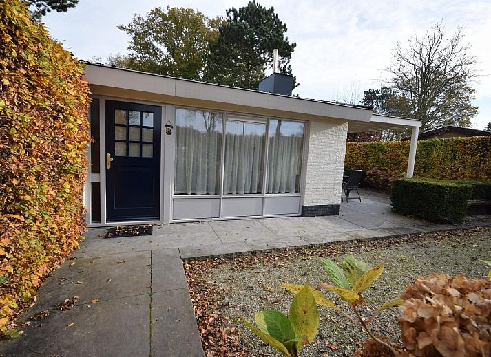 VZ1168 Vakantiebungalow in Oostkapelle met ruime veranda en tuin, ideaal voor ontspanning in Walcheren, Zeeland.