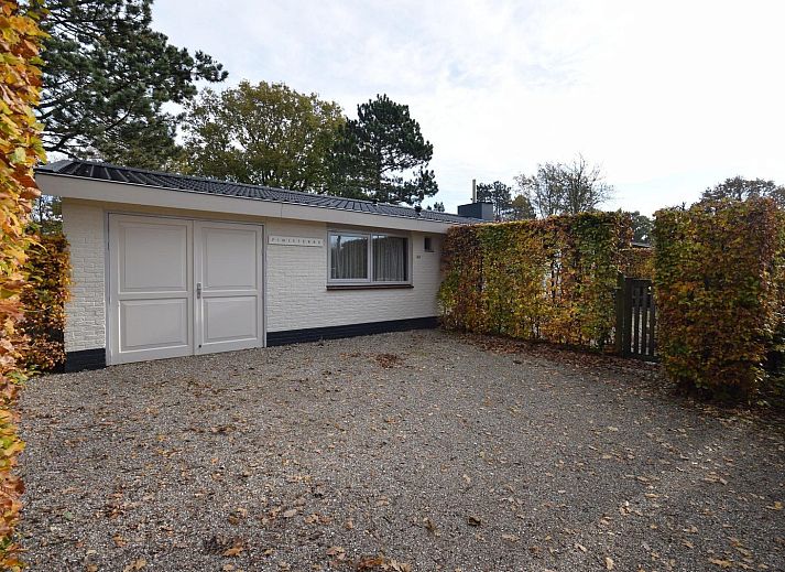 VZ1168 Vakantiebungalow in Oostkapelle met ruime veranda en tuin, ideaal voor ontspanning in Walcheren, Zeeland.