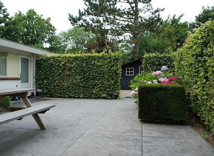 VZ1168 Vakantiebungalow in Oostkapelle met ruime veranda en tuin, ideaal voor ontspanning in Walcheren, Zeeland.