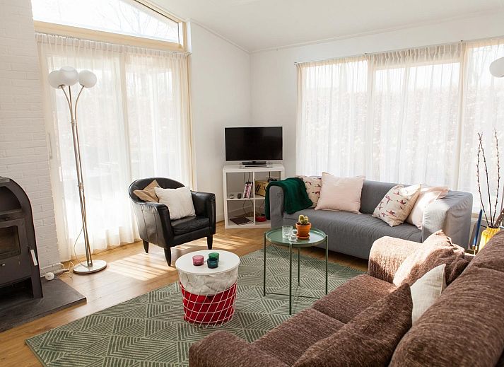 VZ1168 Vakantiebungalow in Oostkapelle met ruime veranda en tuin, ideaal voor ontspanning in Walcheren, Zeeland.