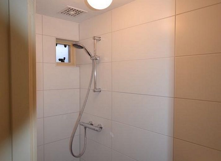 VZ1168 Vakantiebungalow in Oostkapelle met uitnodigende entree, perfect voor een vakantie in Walcheren, Zeeland.