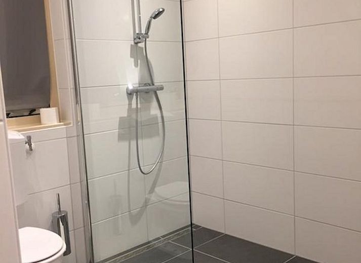 VZ1168 Vakantiebungalow in Oostkapelle met gezellige tuin en picknicktafel, ideaal voor buitenmaaltijden in Zeeland.