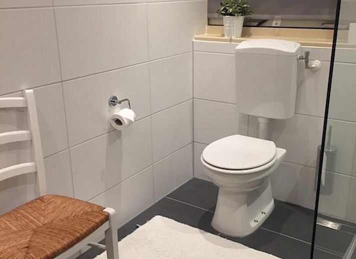 VZ1168 Vakantiebungalow in Oostkapelle met gezellige tuin en picknicktafel, ideaal voor buitenmaaltijden in Zeeland.