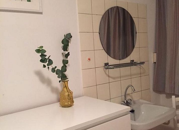 VZ1168 Vakantiebungalow in Oostkapelle met gezellige tuin en picknicktafel, ideaal voor buitenmaaltijden in Zeeland.