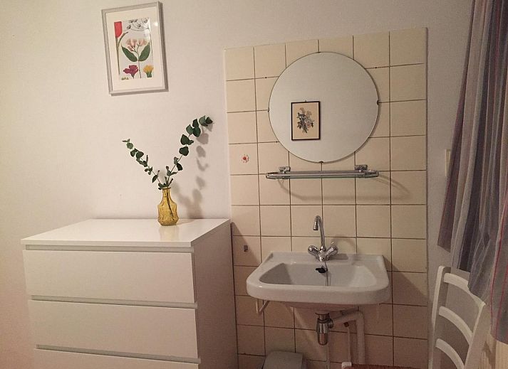 VZ1168 Vakantiebungalow in Oostkapelle met gezellige tuin en picknicktafel, ideaal voor buitenmaaltijden in Zeeland.