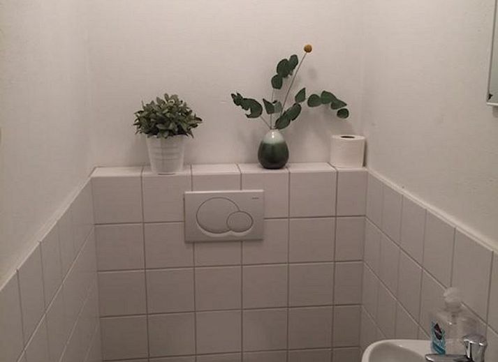 VZ1168 Vakantiebungalow in Oostkapelle met gezellige tuin en picknicktafel, ideaal voor buitenmaaltijden in Zeeland.