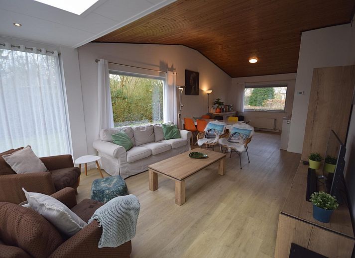 Eingang zu VZ1169 Ferienbungalow in Oostkapelle, Walcheren, umgeben von Gruenanlagen.