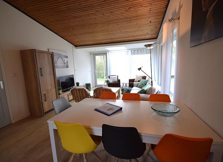 Eingang zu VZ1169 Ferienbungalow in Oostkapelle, Walcheren, umgeben von Gruenanlagen.