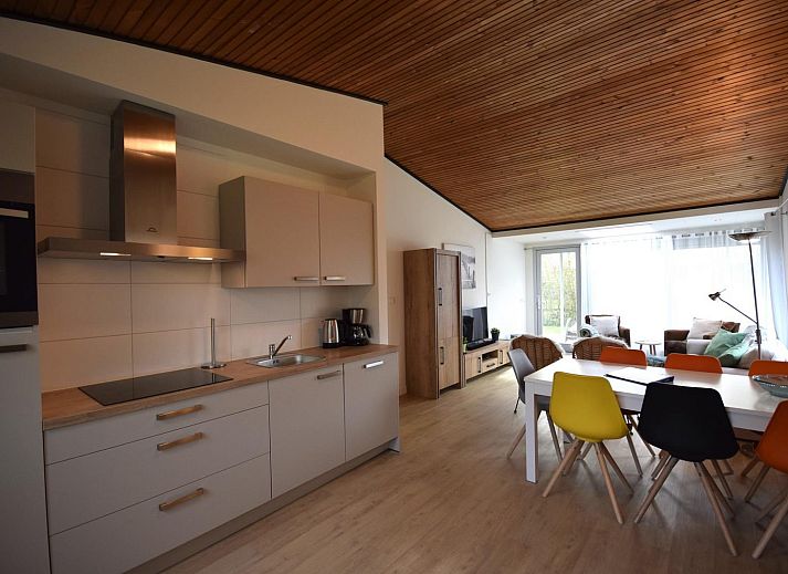 Eingang zu VZ1169 Ferienbungalow in Oostkapelle, Walcheren, umgeben von Gruenanlagen.