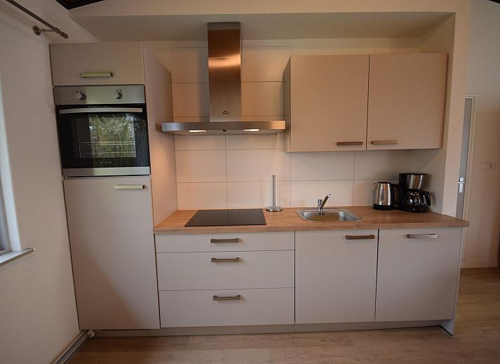 Eingang zu VZ1169 Ferienbungalow in Oostkapelle, Walcheren, umgeben von Gruenanlagen.