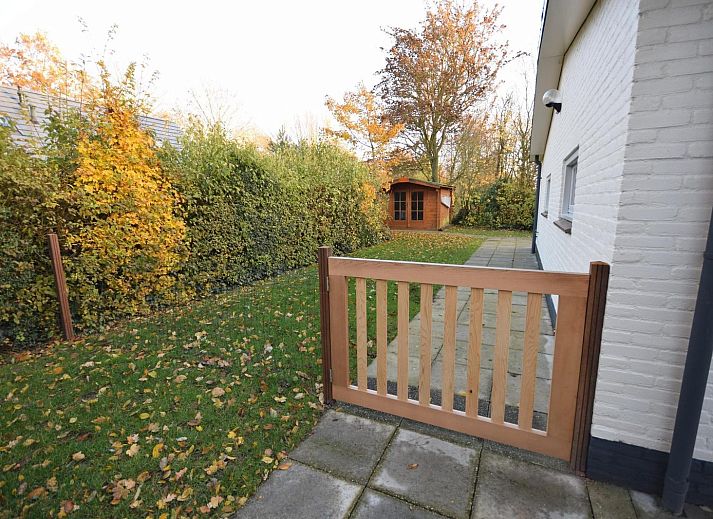 Helles Wohnzimmer im VZ1169 Ferienbungalow in Oostkapelle mit bequemen Sofas.