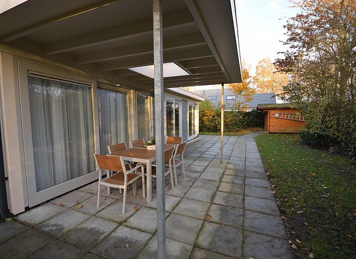 Helles Wohnzimmer im VZ1169 Ferienbungalow in Oostkapelle mit bequemen Sofas.