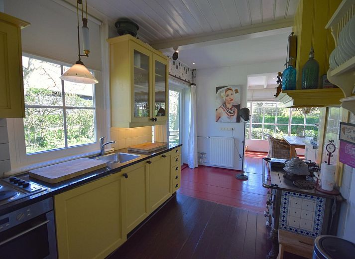 Rueckansicht von VZ2316 Freistehendes Ferienhaus in Oostkapelle mit gruener Umgebung, Walcheren, Zeeland.