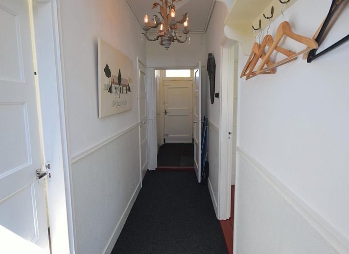 Rueckansicht von VZ2316 Freistehendes Ferienhaus in Oostkapelle mit gruener Umgebung, Walcheren, Zeeland.