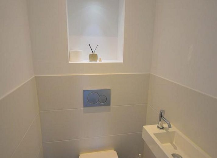 Rueckansicht von VZ2316 Freistehendes Ferienhaus in Oostkapelle mit gruener Umgebung, Walcheren, Zeeland.