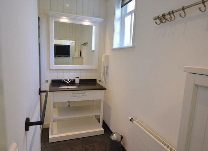 Rueckansicht von VZ2316 Freistehendes Ferienhaus in Oostkapelle mit gruener Umgebung, Walcheren, Zeeland.