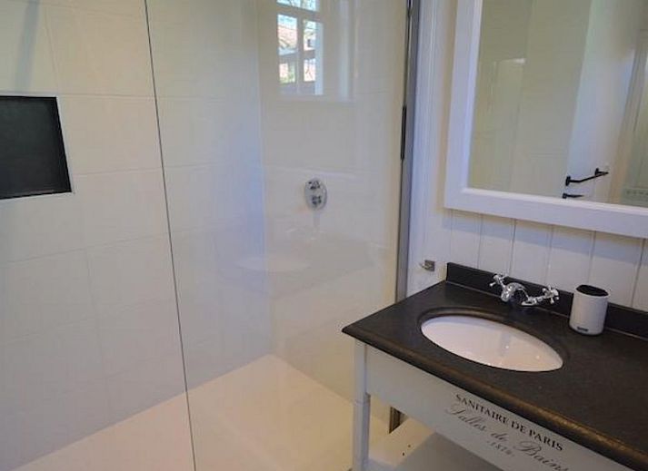 Geraeumiger Garten mit Spielgeraeten in VZ2316 Freistehendes Ferienhaus in Oostkapelle, Walcheren, Zeeland.