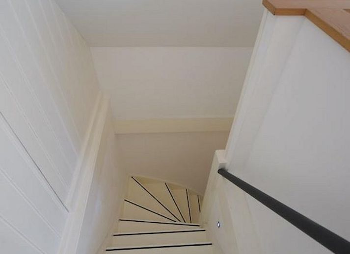 Geraeumiger Garten mit Spielgeraeten in VZ2316 Freistehendes Ferienhaus in Oostkapelle, Walcheren, Zeeland.