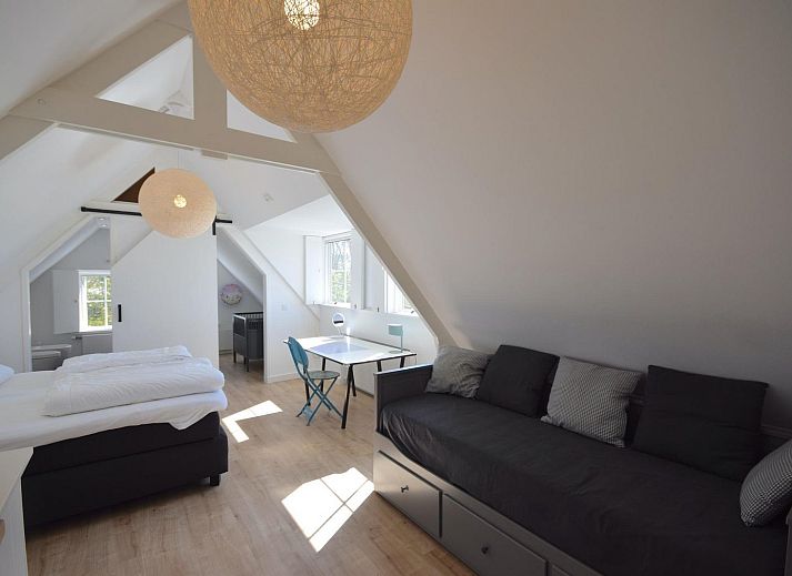 Geraeumiger Garten mit Spielgeraeten in VZ2316 Freistehendes Ferienhaus in Oostkapelle, Walcheren, Zeeland.